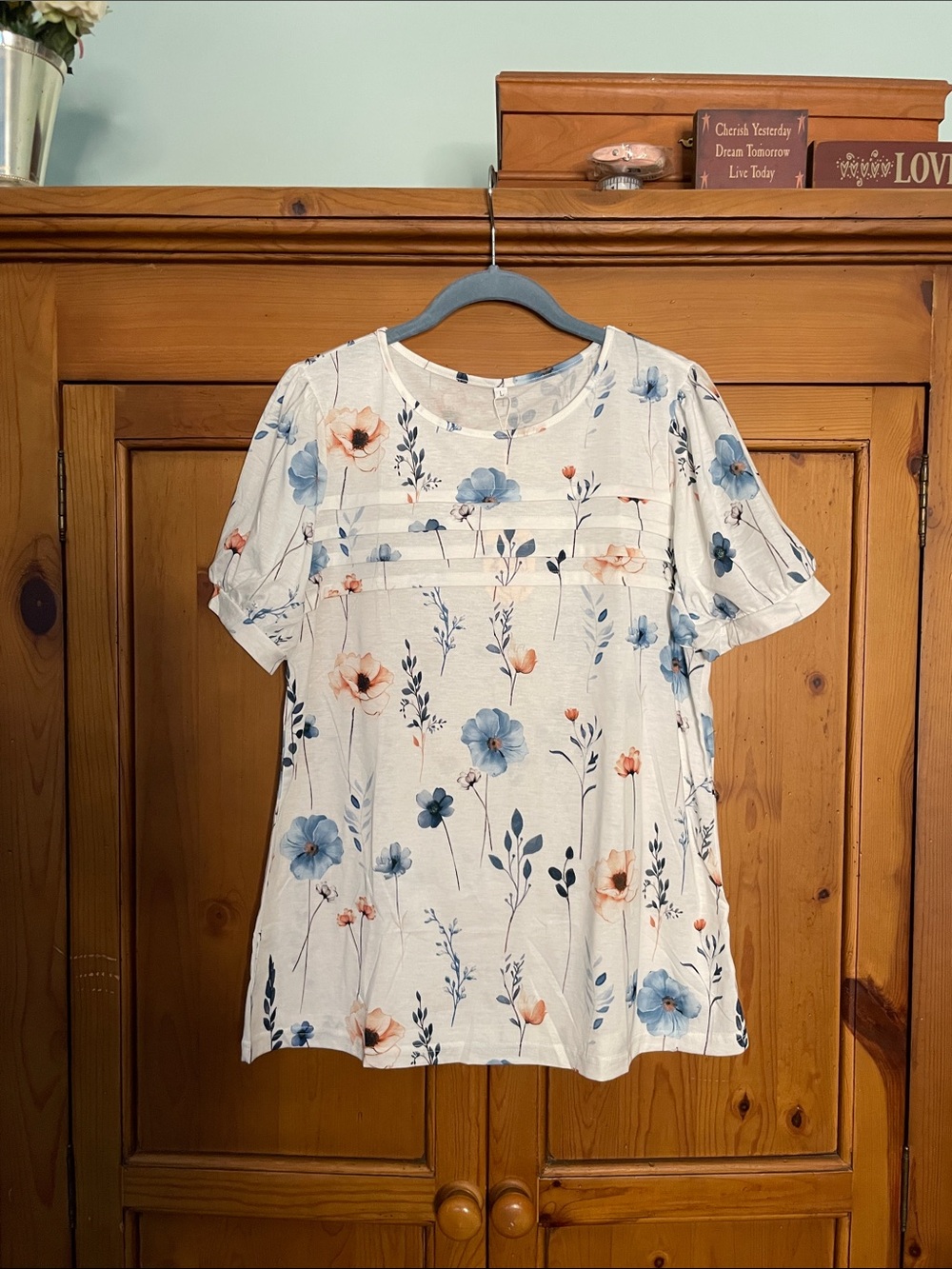 Soft, Feminine, Floral Size L Dressy T